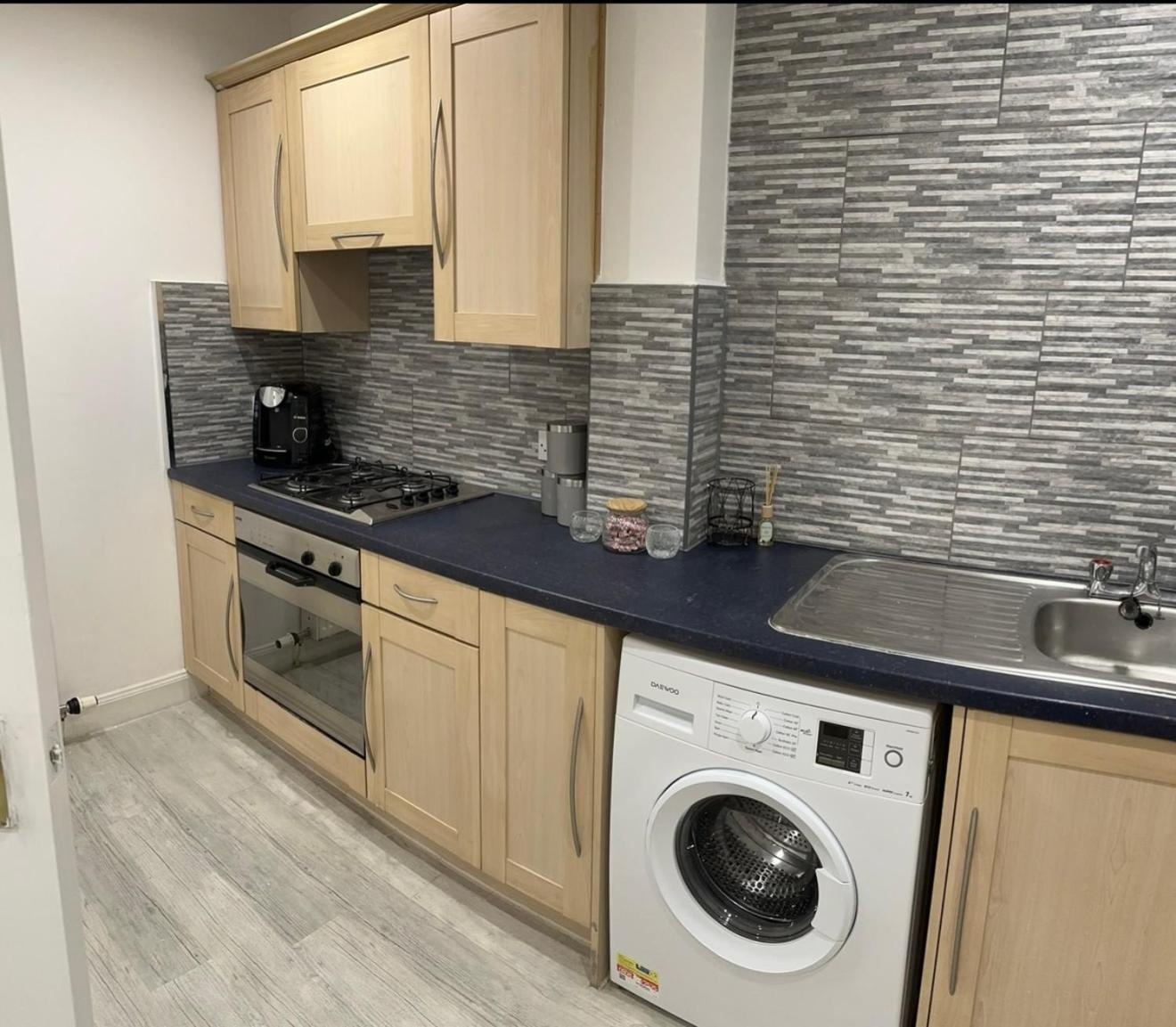 2 Bedroom Cosy Ground Floor Flat * Edinburgh