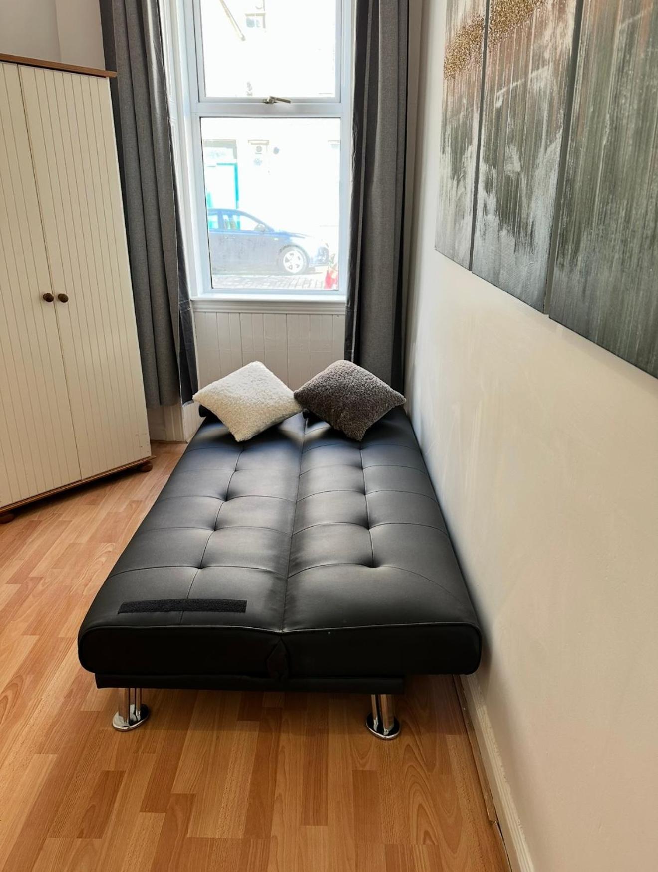 2 Bedroom Cosy Ground Floor Flat * Edinburgh